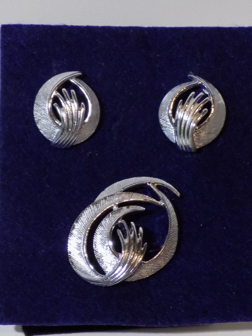 Vintage Deadstock Signed Sarah Coventry Clip-On Earrings & Brooch Set